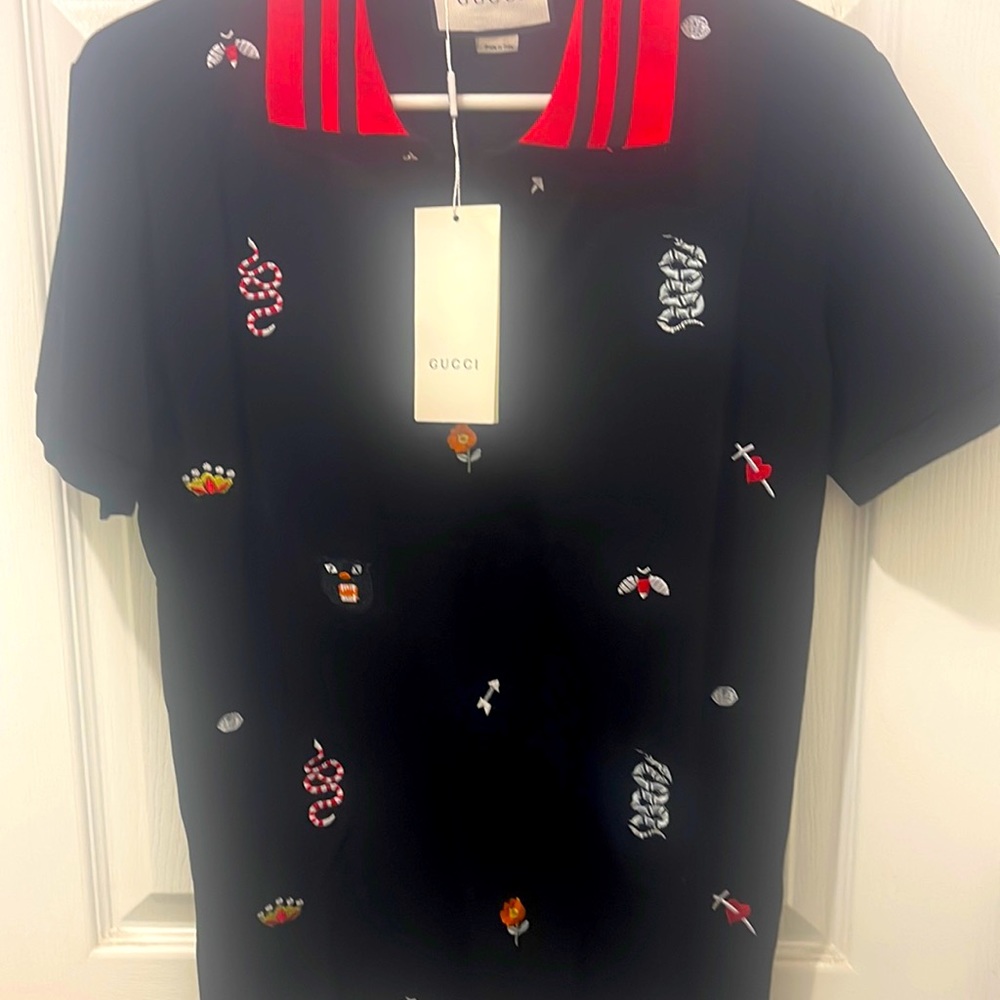 Gucci Black Medium Shirt with Red Collar